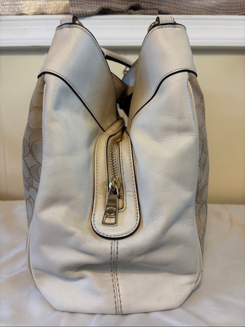 EUC Coach Outline Signature Lexy Shoulder Bag in Light Khaki/Chalk - Picture 9 of 16